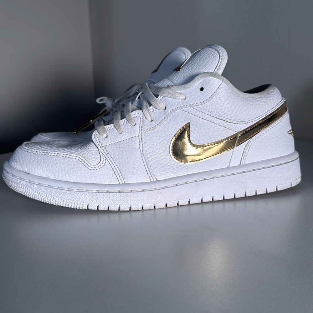 WOMEN'S AIR JORDAN RETRO 1 LOW SE CASUAL SHOES